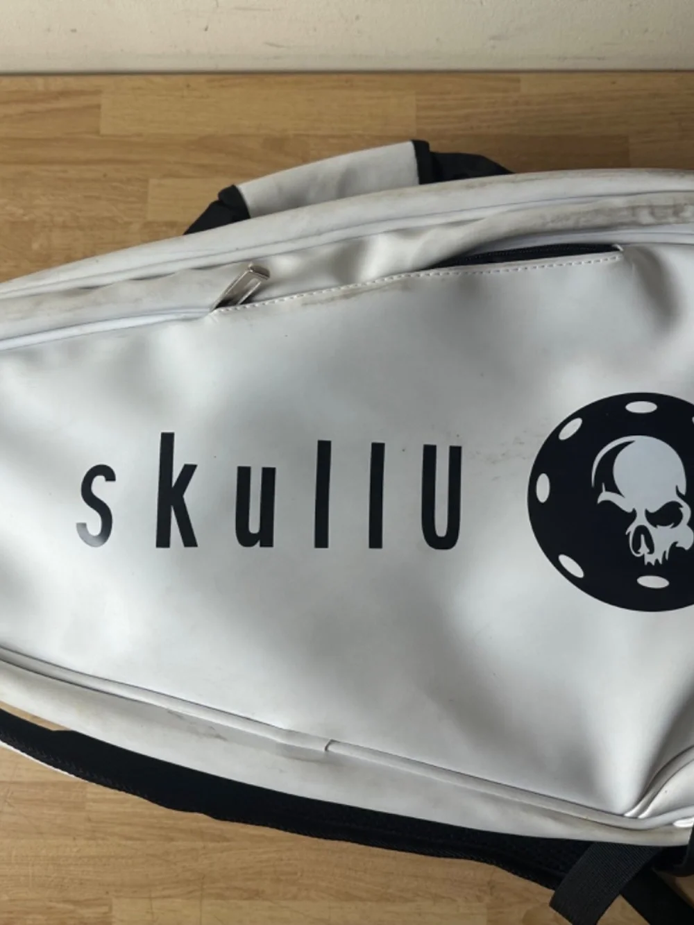WHITE SKULLU PADDLE BAG BACKPACK FITS 4 PICKLEBALL RACKETS & HUGE STORAGE POCKET